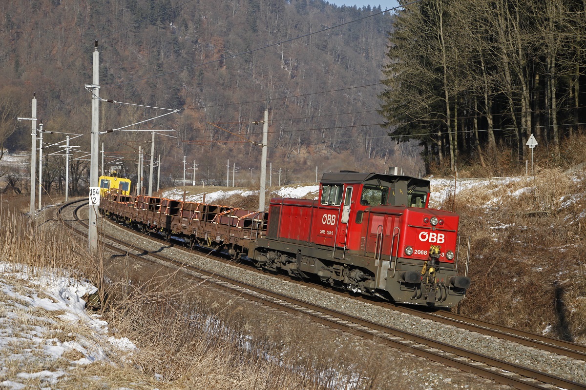 2068 058 mit Verschubgüterzug zwischen Bruck/Mur und Pernegg am 11.01.2017.