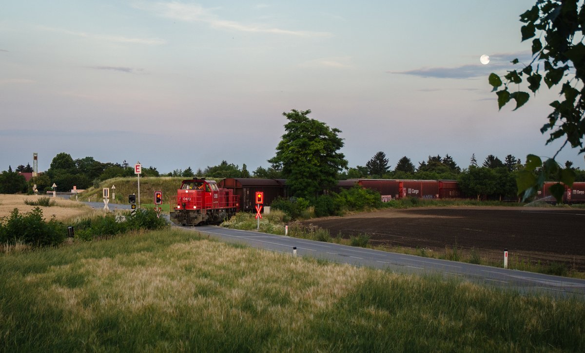 2070 048 vom GM-Werk Aspern kommend unterwegs Richtung Stadlau am 30.Juni.2015

Der Zug quert soeben den Bahnübergang mit der Ostbahnbegleitstraße