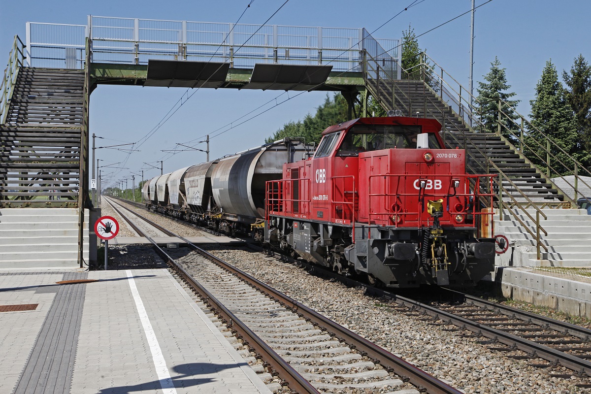 2070 078 mit Verschubgüterzug in der Haltestelle Rabensburg am 18.05.2017.