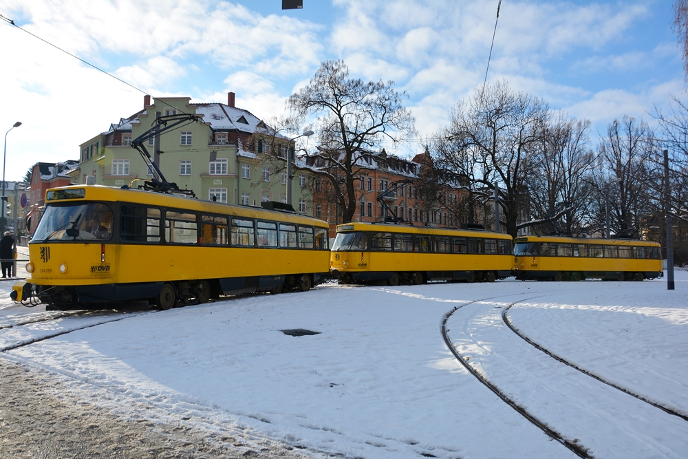 21.01.2016, Dresden, Schleife Plauen, Nöthnitzer Straße. Tatra T4D auf der Linie E3 (Wagen 224 269, 224 265 und 224 266).