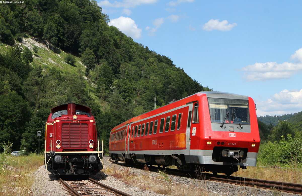 211 041-9 mit dem DGV 88771 (Friedrichshafen-Hausach) und 611 045-6 als RE3212 (Ulm Hbf-Donaueschingen) in Hausen im Tal 9.7.18