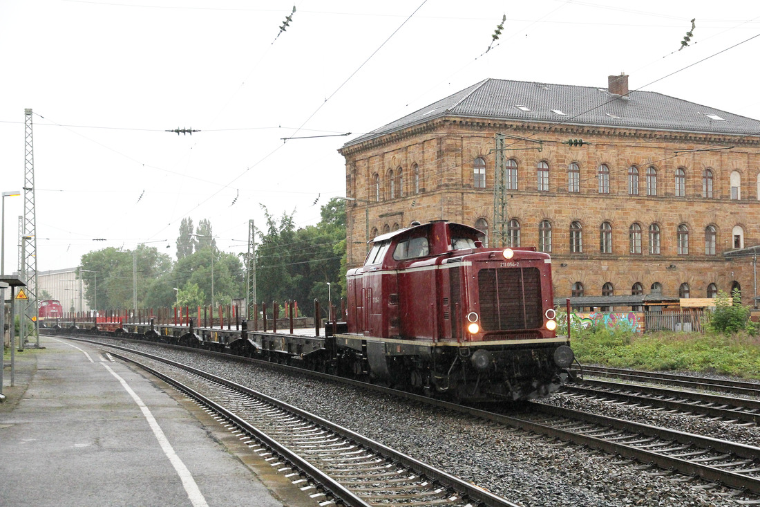 211 054 der ELV (Eisenbahn Logistik Vienenburg) passiert am 28. Juni 2017 den Bahnhof Minden (Westfalen).