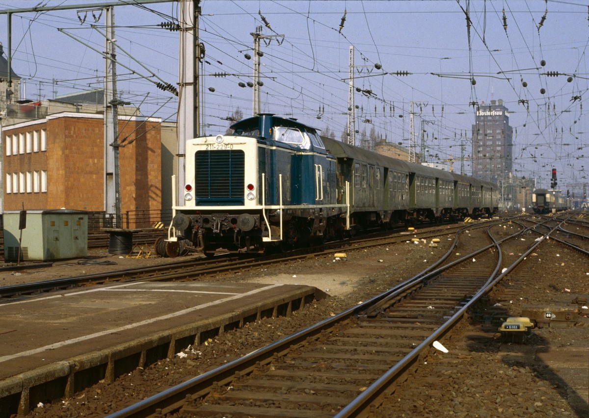 211 229-0 mit einer artreinen By-Garnitur in Köln Hbf. Die Aufnahme entstand 1982.