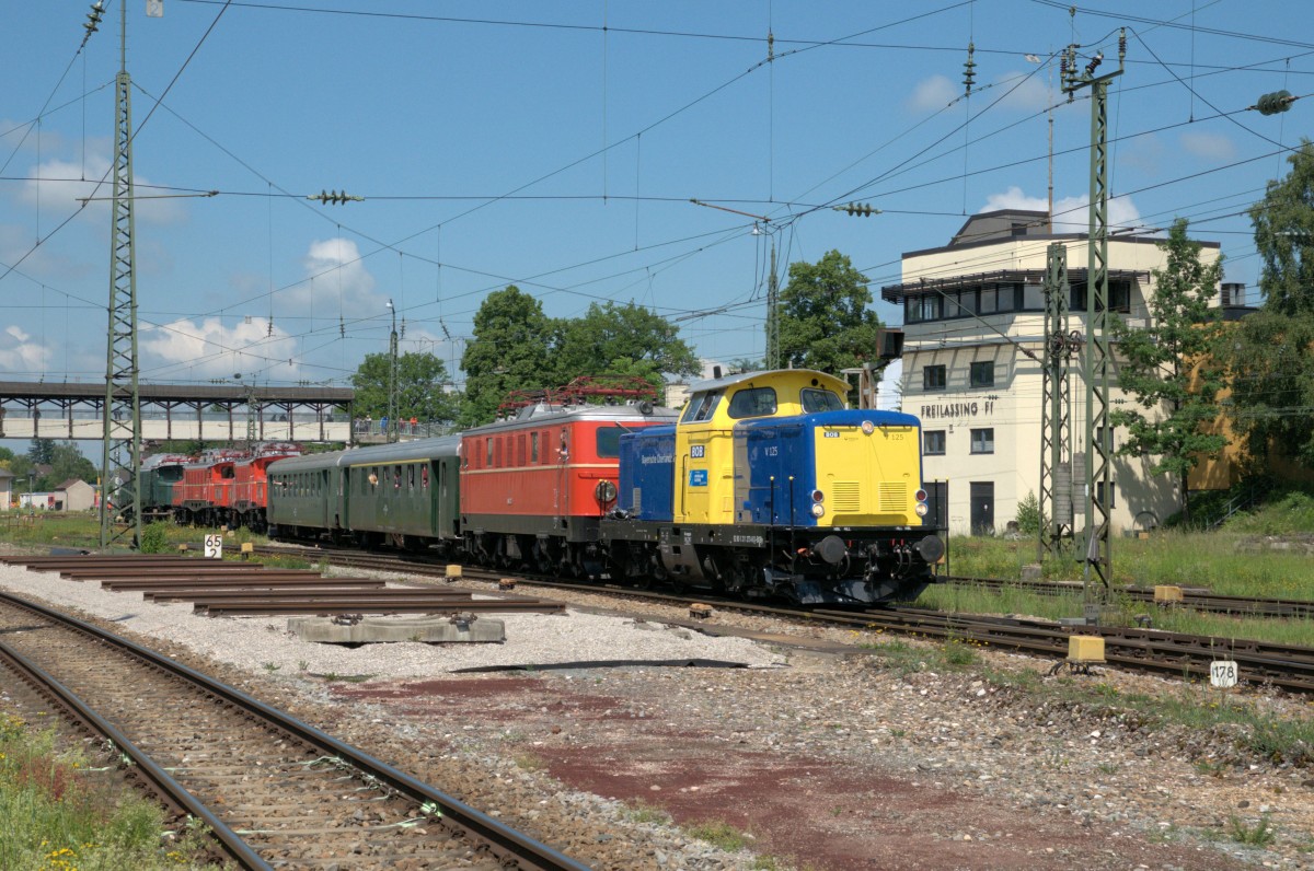 211 273 schiebt am 31.05.14 historische Loks und Wagen in die Lokwelt Freilassing