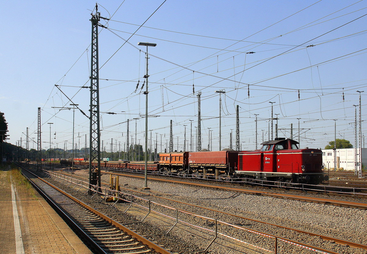 211 345-4 AIXrail steht in Aachen-West mit einem Schotterzug.
Aufgenommen vom Bahnsteig in Aachen-West. 
Bei Sommerwetter am Nachmittag vom 12.9.2016.