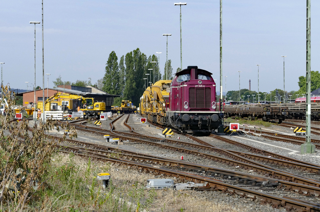 211 345-4 mit Bauzug von Eiffage Rail im Bf Euskirchen - 19.07.2017