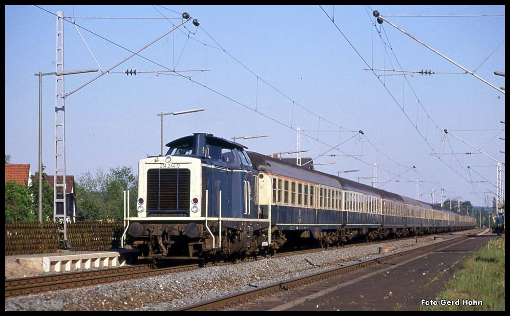 211244 brummt mit dreizehn Mitteleinstiegswagen am Haken am 5.5.1990 durch Westerhausen nach Osnabrück! Die Mitteleinstiegswagen wurden damals bei der DB ausgemustert und teilweise an die DR abgegeben.