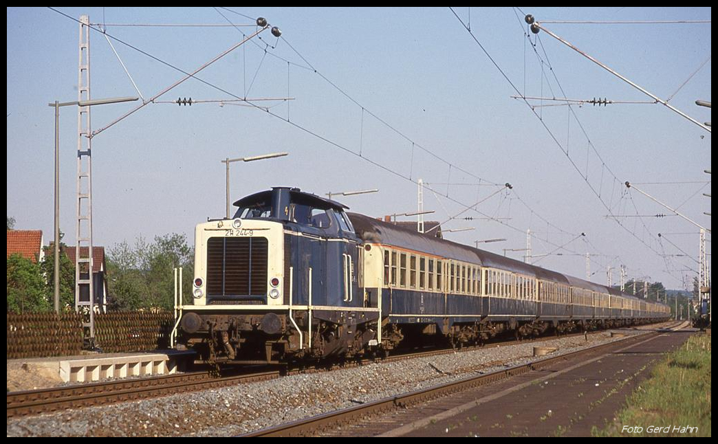 211244 hatte bei einer Überführungsfahrt nach Osnabrück am 5.5.1990 um 17.58 Uhr bei der Durchfahrt in Westerhausen 13 Mitteleinstiegswagen am Haken. 