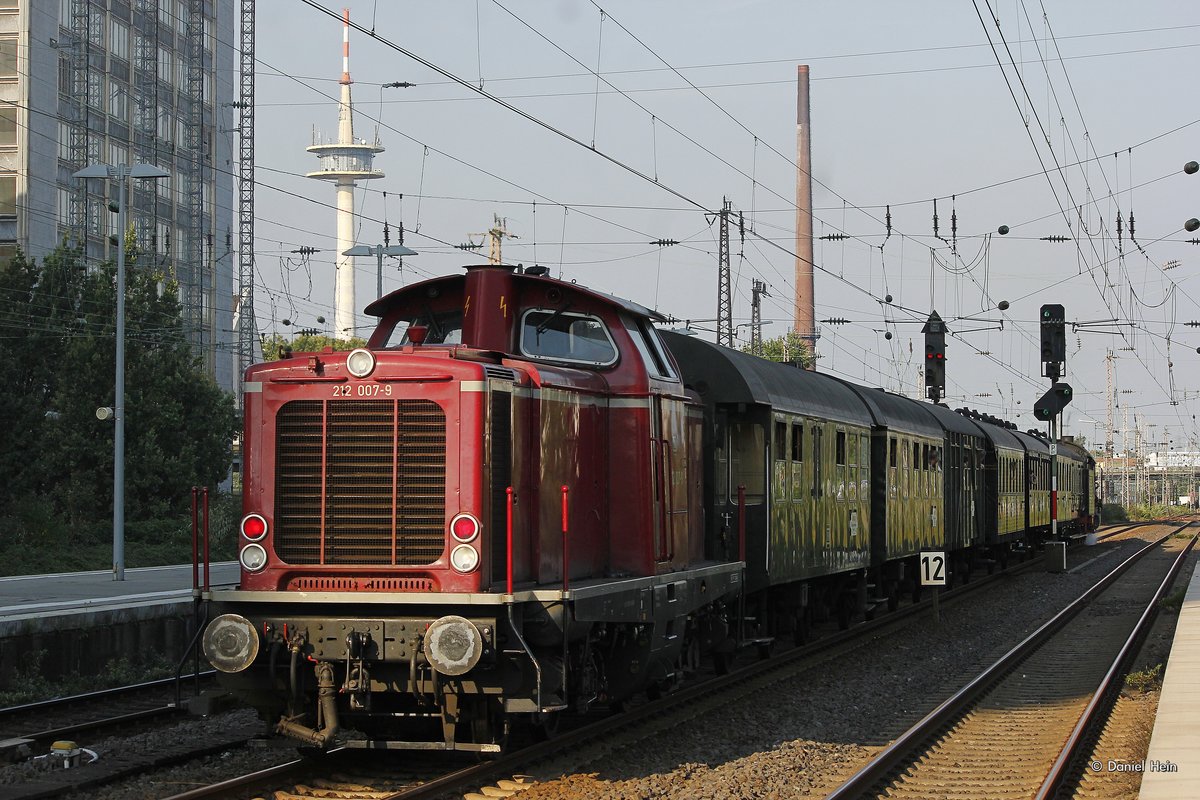 212 007-9 am Schluss des Zuges in Essen Hbf, am 27.08.2016.