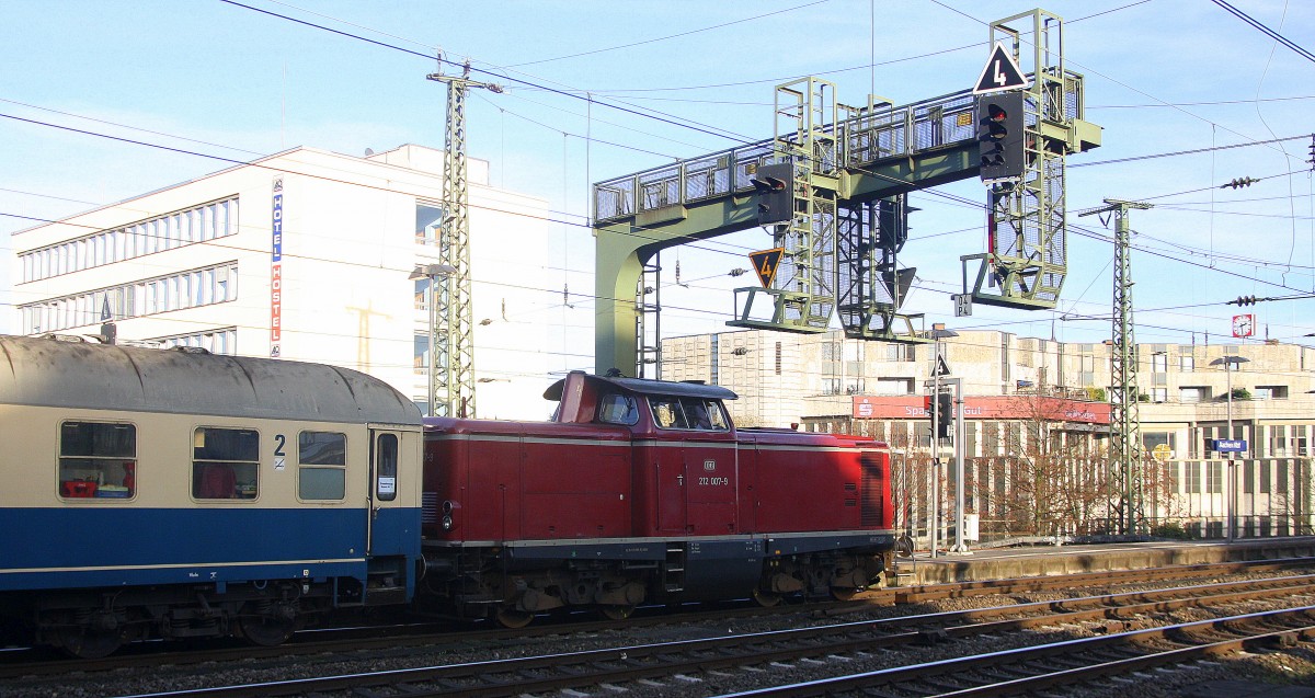 212 007-9 DB steht mit einem Sonderzug. 
Aufgenommen im Aachener-Hbf bei sonnigen am Kalten 29.11.2014.
