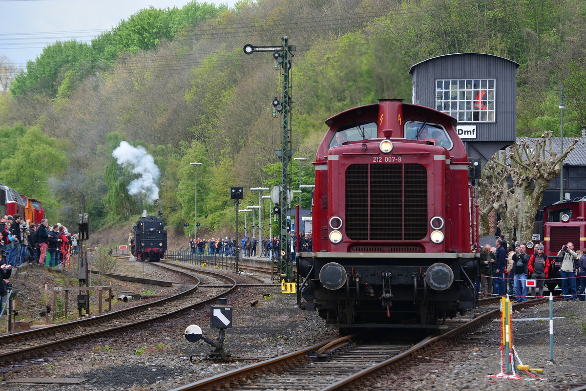 212 007 zieht den Pendelzug aus dem Museum Bochum Dahlhausen raus.

Bochum Dahlhausen 29.04.2017