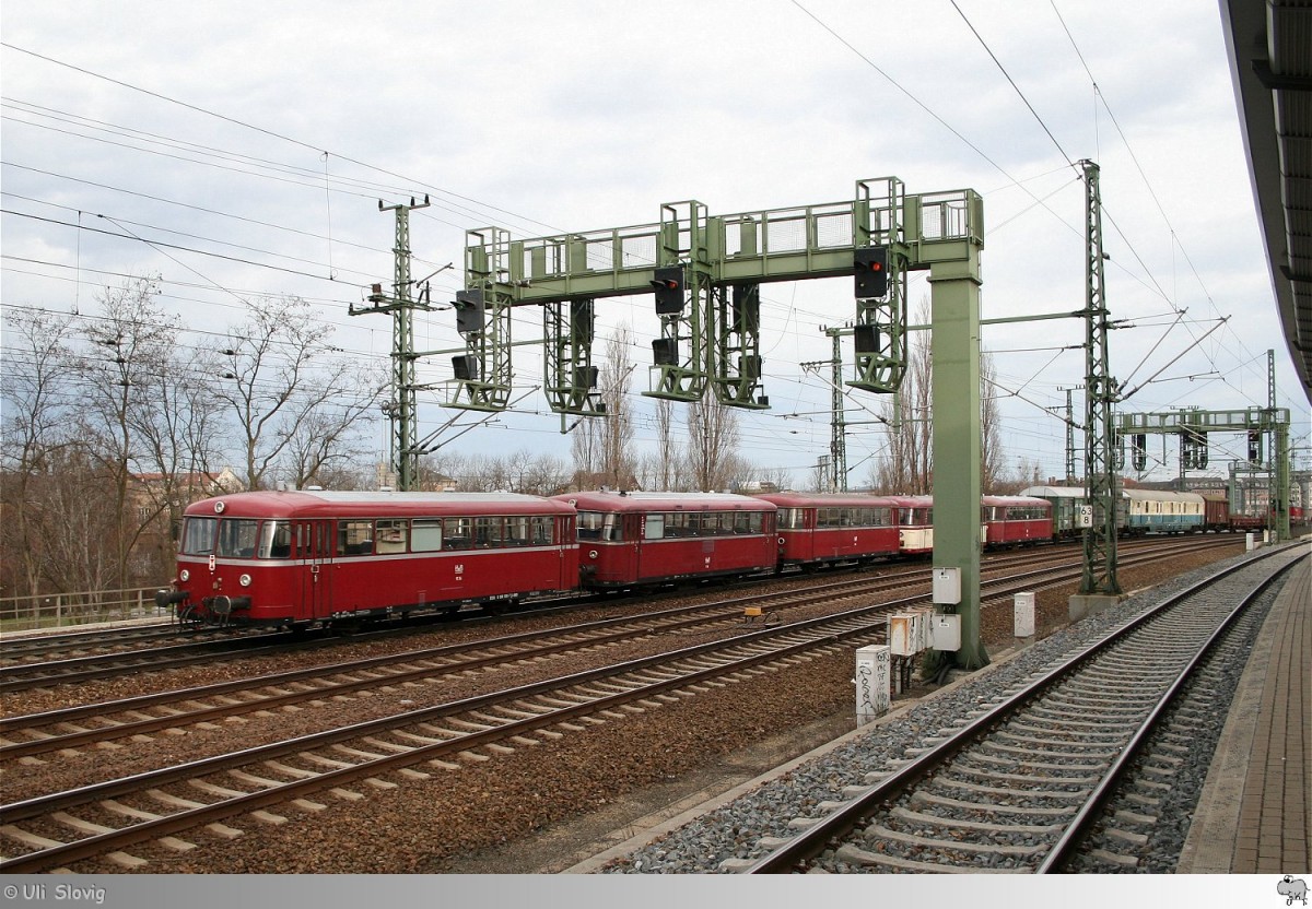 212 024-4  Jannika  der Heinrichsmeyer Eisenbahndienstleistungen UG zieht am Morgen des 15. Februar 2014 einen bund zusammengestellten Zug durch den Bahnhof Dresden-Friedrichstraße. Am Zugschluß hingen fünf VT 98.