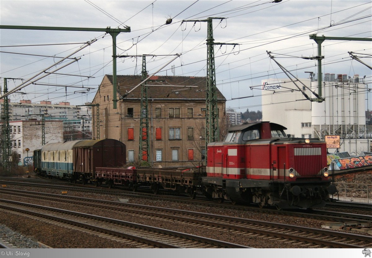 212 024-4  Jannika  der Heinrichsmeyer Eisenbahndienstleistungen UG zieht am Morgen des 15. Februar 2014 einen bund zusammengestellten Zug durch den Bahnhof Dresden - Freiberger Straße. Hinter dem noch zu erkennenden Schürzenwagen kamen anschließend noch fünf VT 98 zum Vorschein.