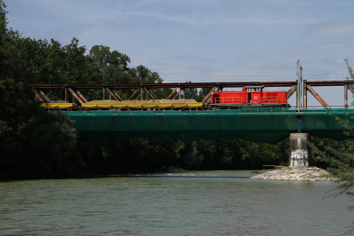 212 036-8 der DB Service mit etwas Kies auf der Braunauer Brücke in München am 29.05.2015.