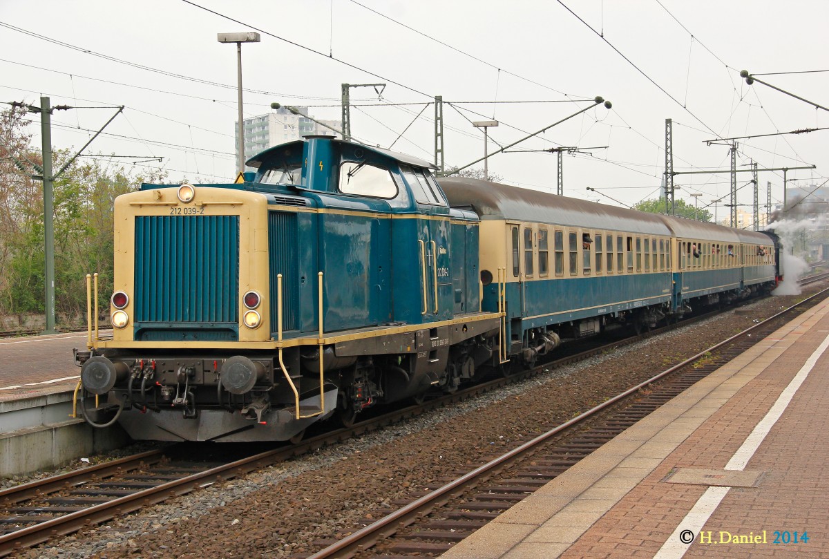 212 039-2 Railflex und am Schluss des Zuges 38 2267 am 13.04.2014 in Essen Steele Ost.