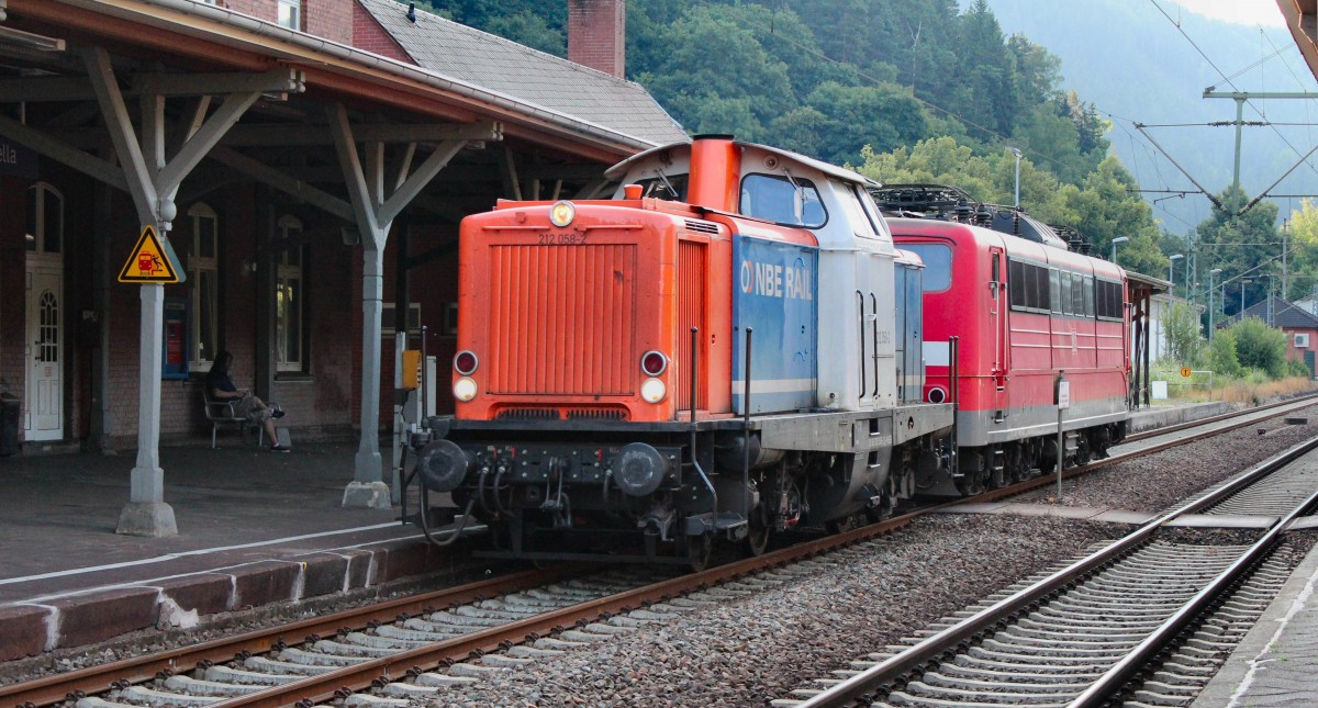 212 058-2 der NBE ist mit einer faulen 151er auf der Frankenwaldbahn in Richtung Saalfeld (Saale) unterwegs. Aufgenommen in Probstzella am 23.07.2013