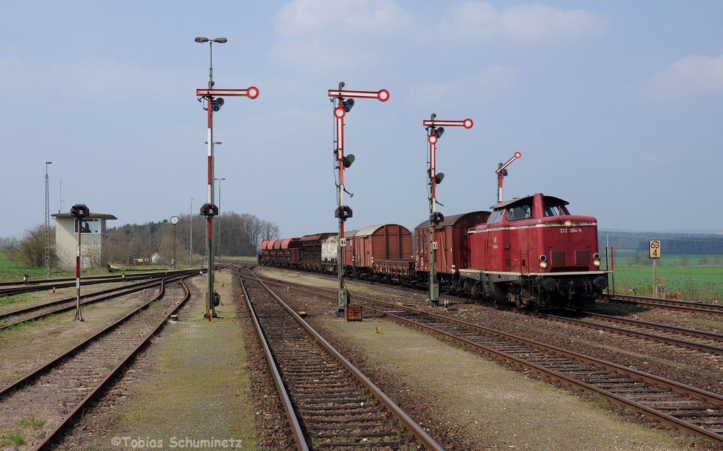 212 084 (92 80 1212 084-8 D-GfE) mit Fotozug DGS92074 am 21.04.2013 in Luitpoldhtte