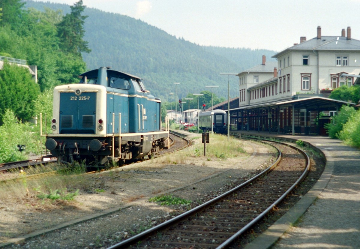 212 225 rangiert am 09.07.1993 in Bad Wildbad