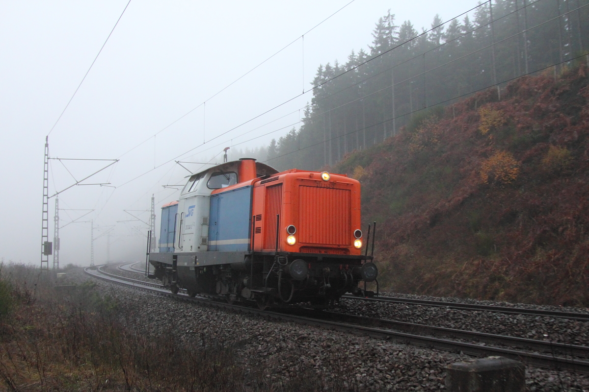 212 242-2 SVG im Nebel bei Steinbach im Frankenwald am 24.11.2016.