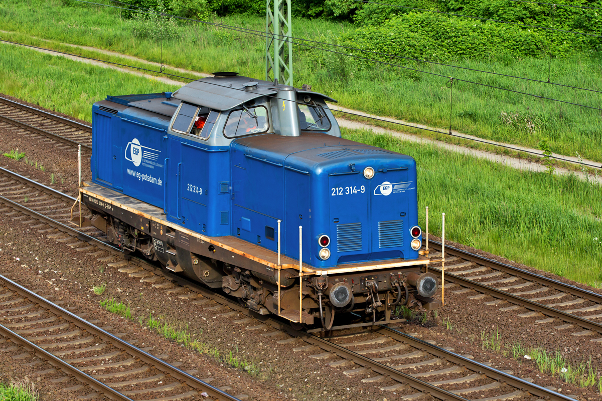 212 314-9 der EGP Potsdam rangiert aus dem Hafen HH-Waltershof hinaus.Bild vom 22.5.2016