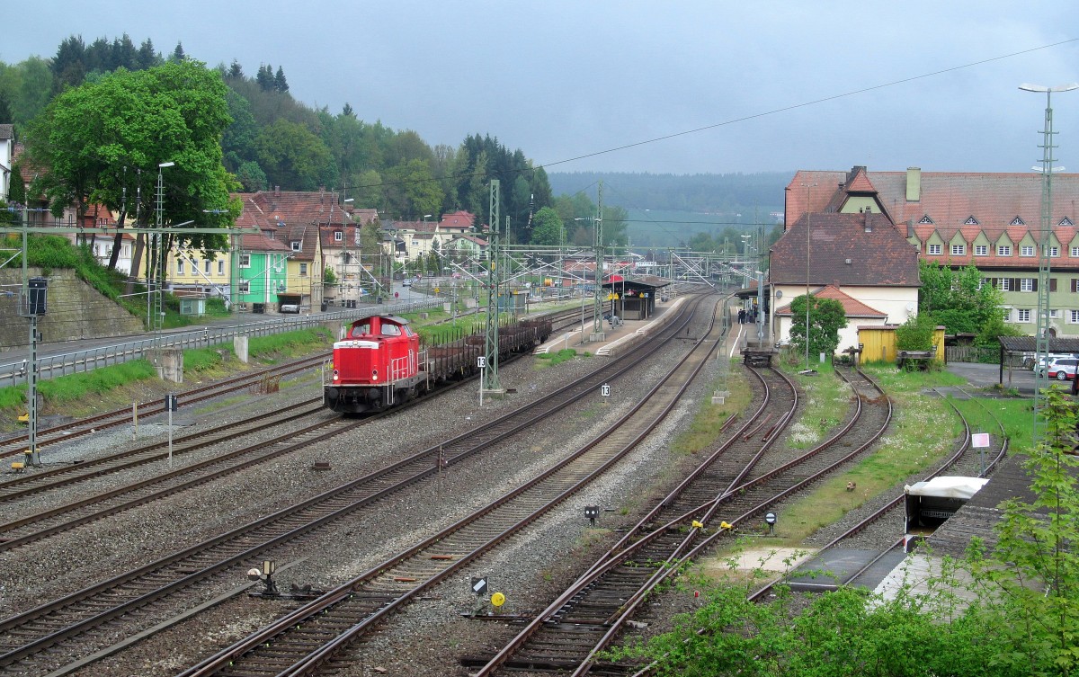212 317-2 zieht am 28. April 2014 drei Flachwagen durch Kronach in Richtung Lichtenfels.