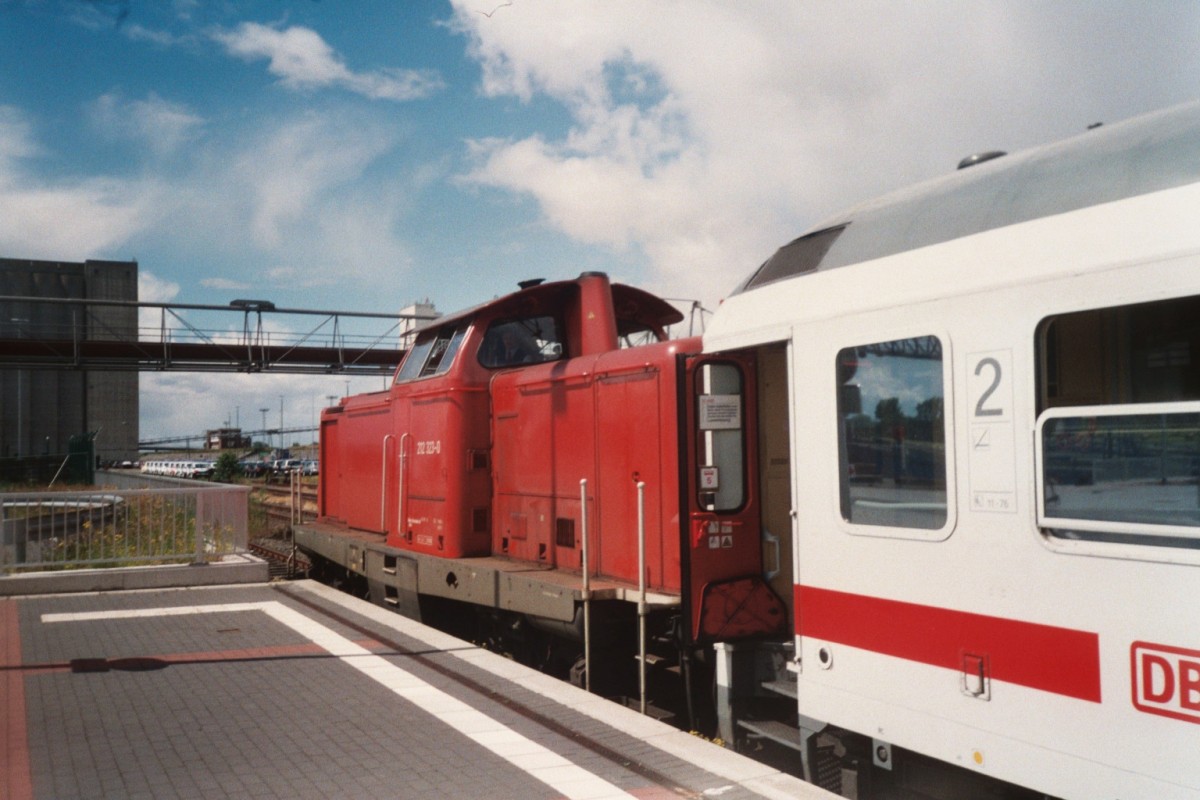 212 323-0 mit IC 2333 in Emden Außenhafen kommt aus Koblenz 22.06.2004