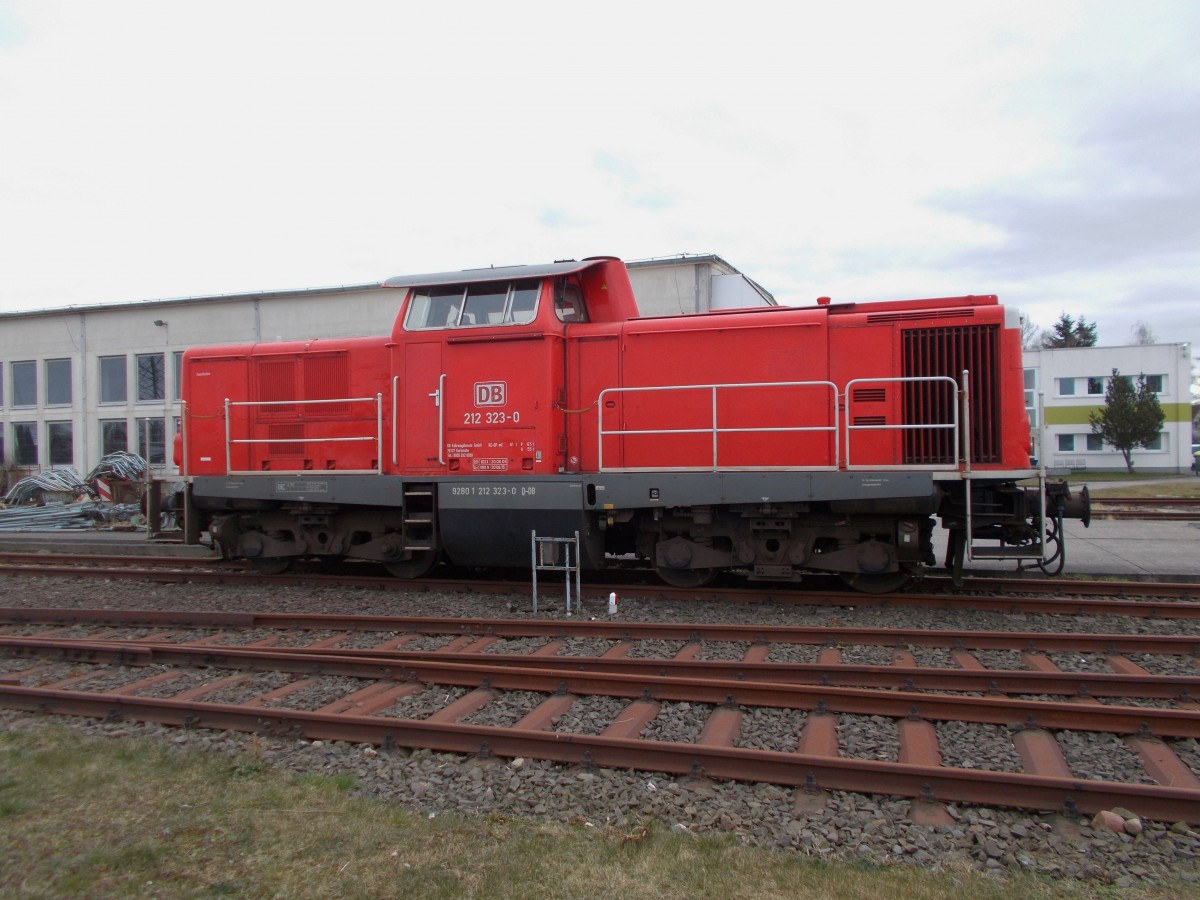 212 323,von DB Fahrwegdienste,am 22.März 2015,im Stralsunder Bahnstromwerk.Aufnahme durch den Zaun.
