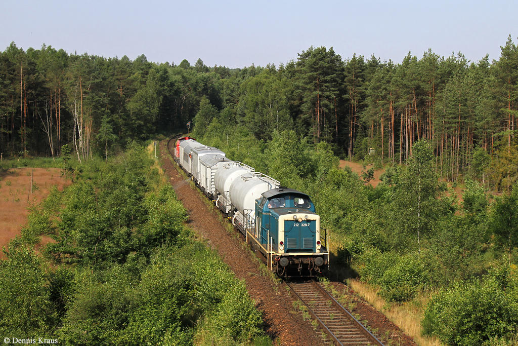 212 329 mit Spritzzug am 04.07.2015 bei Wackersdorf.