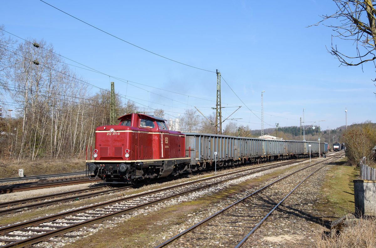 212 371 UTL(Umwelt- und Transportlogistik GmbH) rangiert den Sandzug in Amstetten.im Hintergrung steht die ES 64 F4-806 die den Zug kurz zuvor gebracht hat.(17.3.2017).