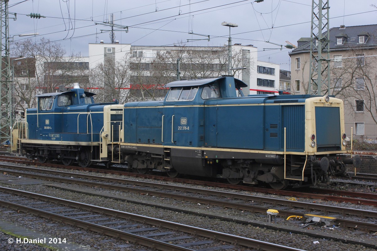212 376-8 und 365 695-6 standen am 20.12.2014 in Düsseldorf Hbf abgestellt.