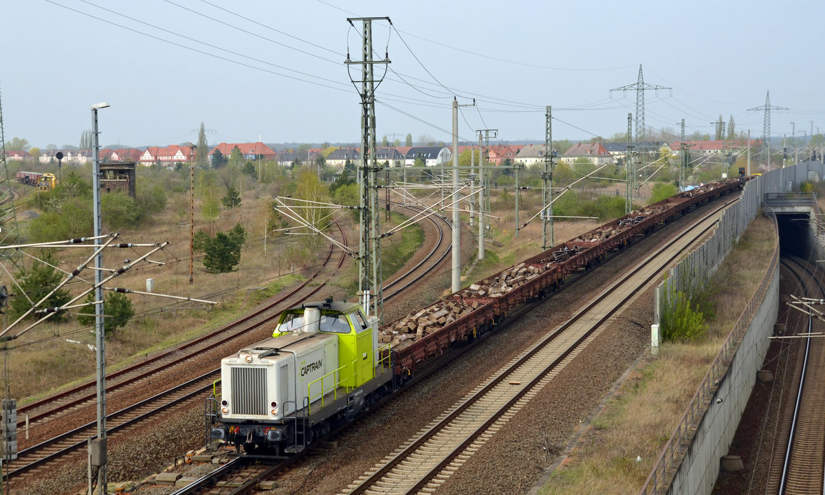 212 909 rangiert ihren Bauzug am 05.04.17 in den Güterbereich des Bahnhofs Bitterfeld. Die Schwellen und Gleisstücke stammen vom Weichentausch in Holzweißig. 