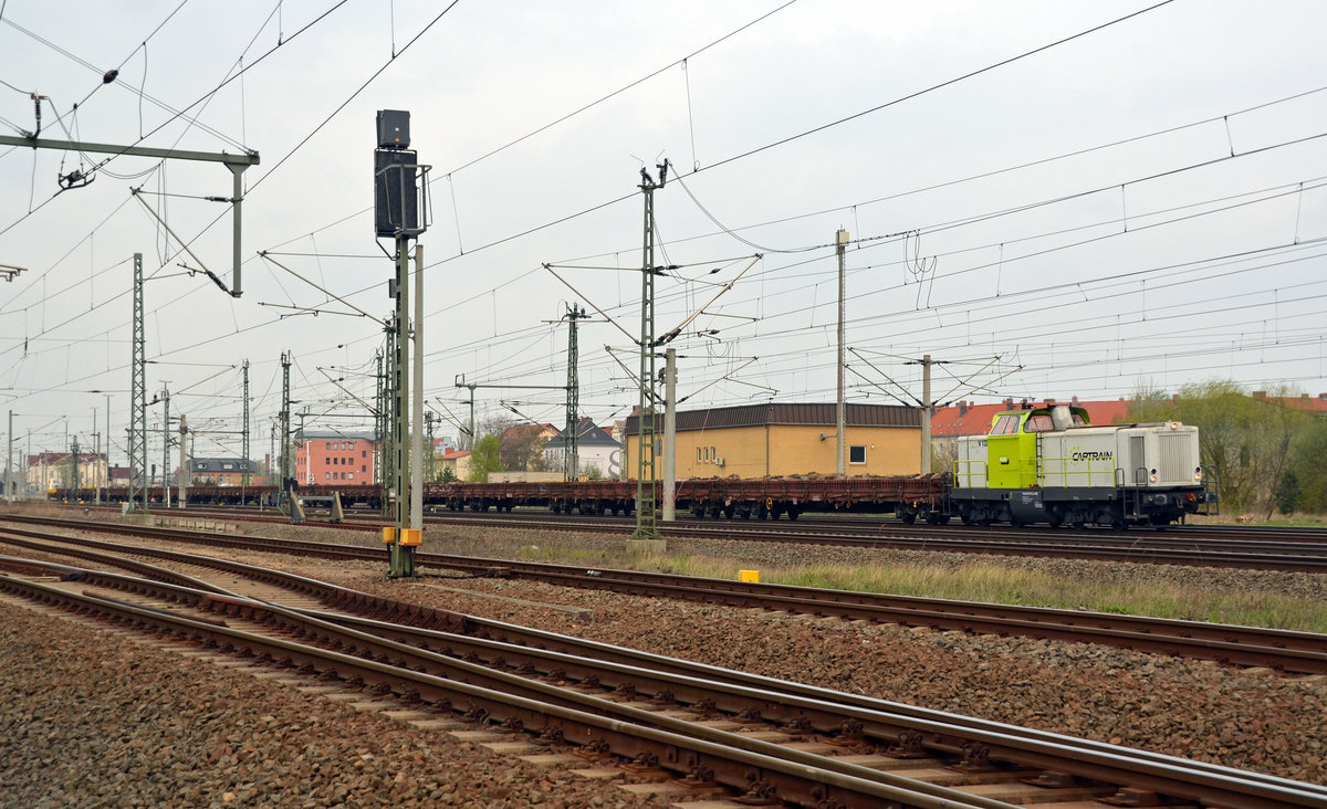 212 909 der RBB schiebt ihren Bauzug am 05.04.17 aus der Holzweißiger Baustelle in den Bahnhof Bitterfeld um dort den Zug in den Güterbereich zu rangieren. 