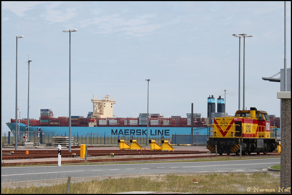 212 der MEG wartet vor einer fahrenden Kulisse auf Ihren Containerzug am Jade-Weser-Port. Wilhelmshaven 17/07/2016