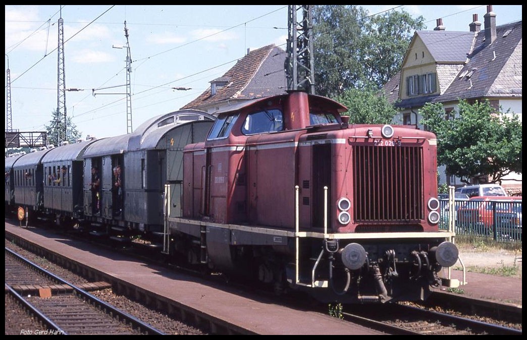 212029 bespannte am 26.5.1990 als Zubringer zum Eisenbahn Museum in Darmstadt Kranichstein den Oldtimer Personenzug für die Mitglieder der BDEF Tagung.