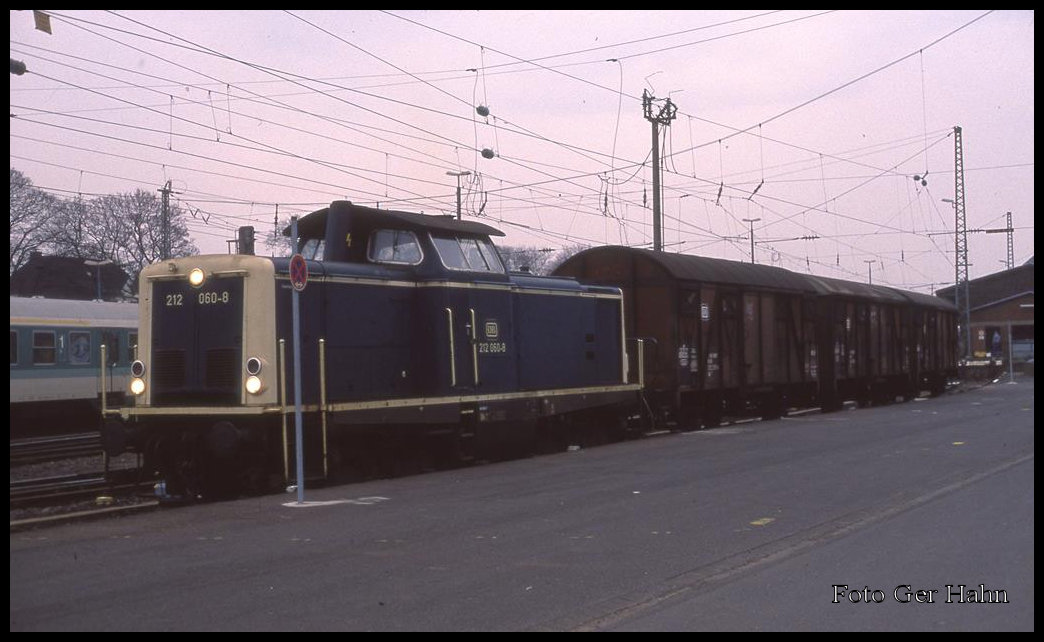 212060 rangiert am 10.3.1993 morgens um 8.08 Uhr mit gedeckten Güterwagen an der Rampe in Remagen.