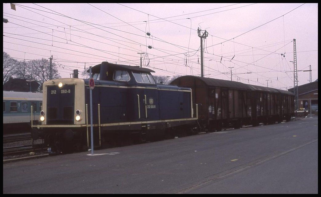 212060 rangiert am 120.3.1993 um 8.08 Uhr eine Übergabe im Bahnhof Remagen.