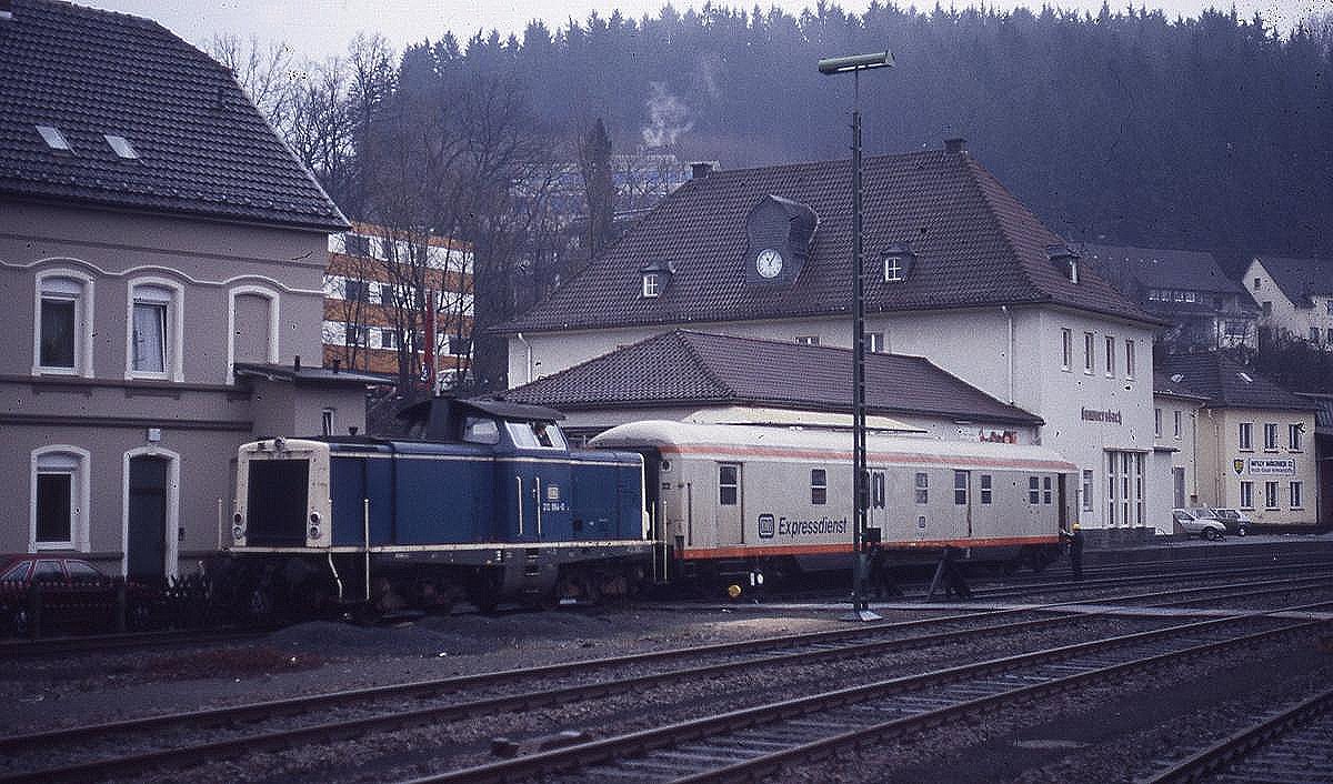 212064 rangiert am 25.3.1987 mit einem Expressdienstwagen im Bahnhof Gummersbach.