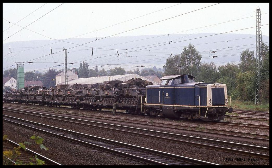 212117 wartet in Freden am 10.9.1989 mit einem Panzerzug auf die Abfahrt in Richtung Hannover.