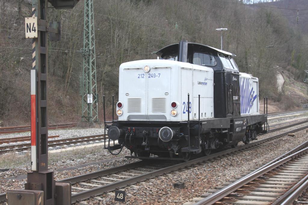 212249 von Lokomotion kommt am 27.3.2015 solo die Steige herab und erreicht hier den Bahnhof Geislingen.