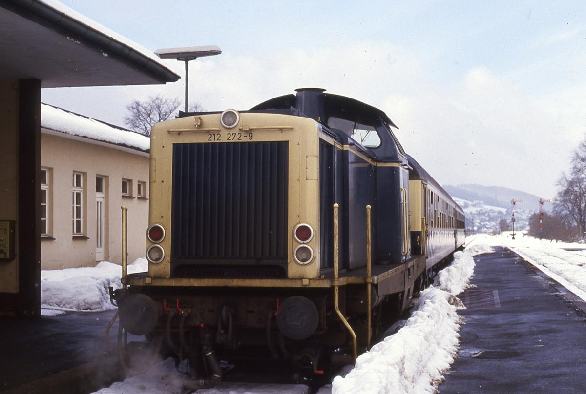 212272 vor dem E 3631 nach Winterberg am 5.3.1988 um 11.20 im Bahnhof Bestwig.