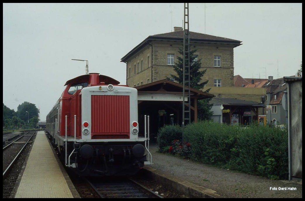 212294 stand am 15.7.1991 mit Zug 7364 nach Steinach um 11.37 Uhr im Bahnhof Rothenburg ob der Tauber.