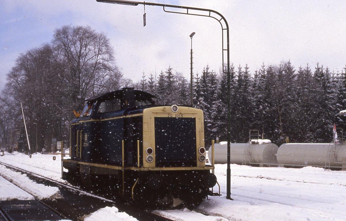 212301 setzt bei Schneefall am 5.3.1988 um 11.10 Uhr im Bahnhof Bestwig um.