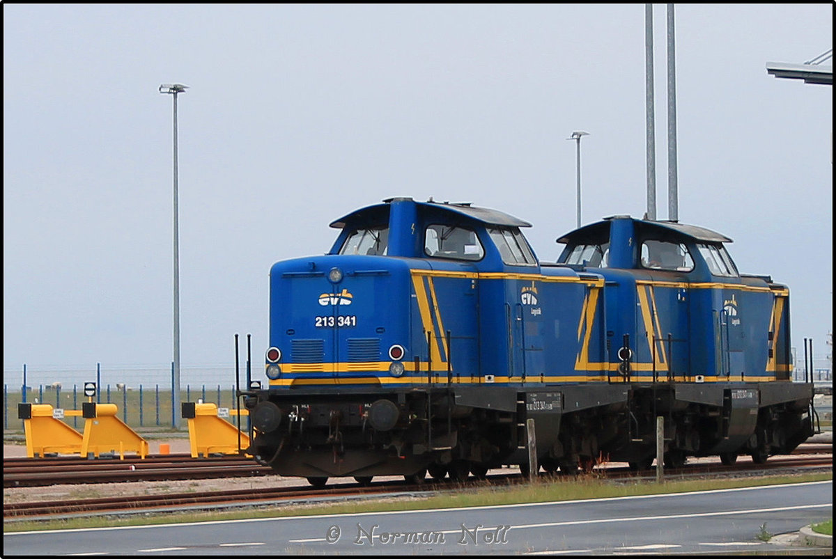 213 341-1 und 212 322-2 der evb abgestellt auf der Vorstellgruppe am Jade-Weser-Port und Warten auf Ihren Containerzug der gerade beladen wird.    Wilhelmshaven 05/07/2016