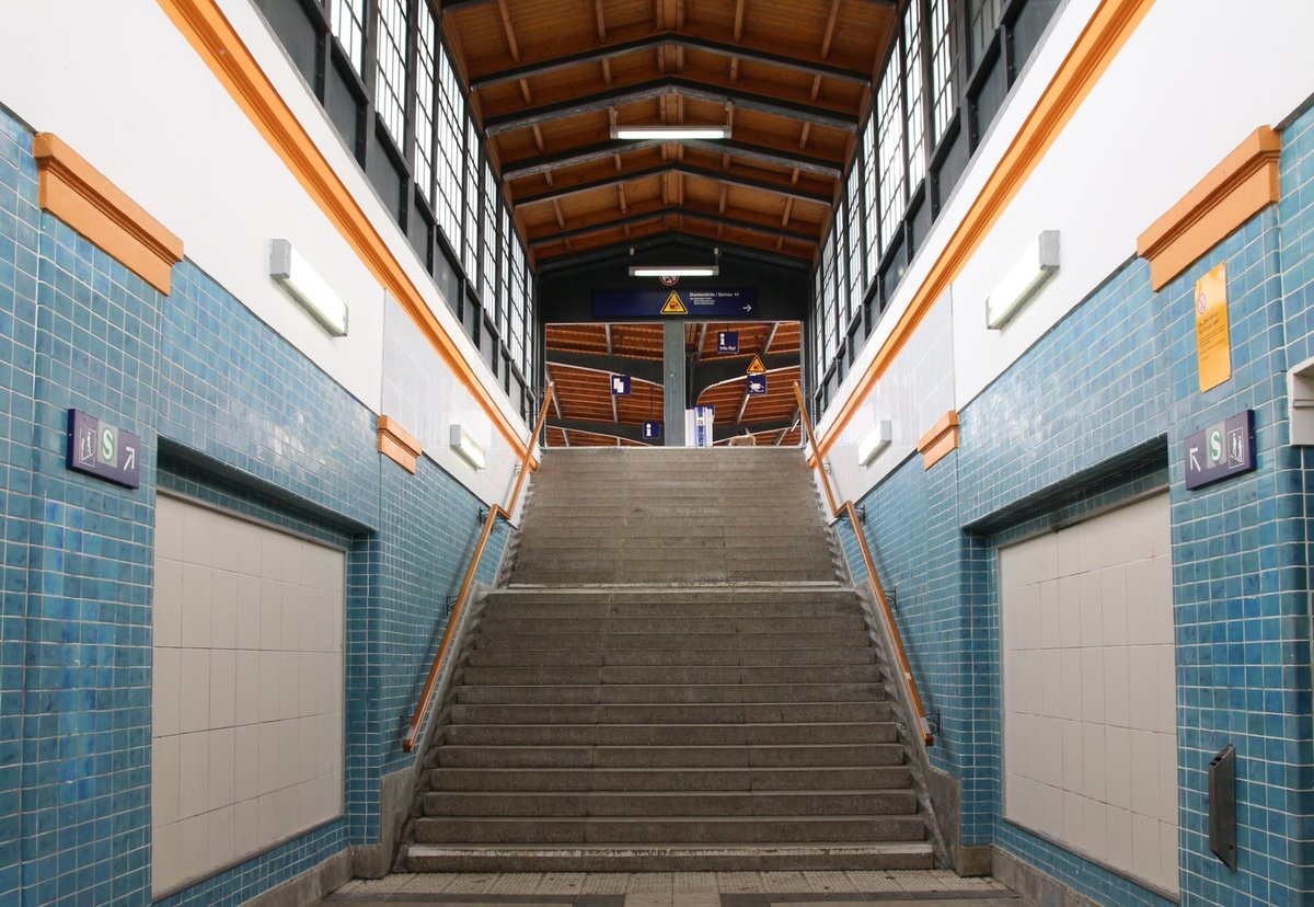 21.3.2017 Röntgental. Renovierte Treppenhalle (noch) ohne Schmierereien oder politische Statements.