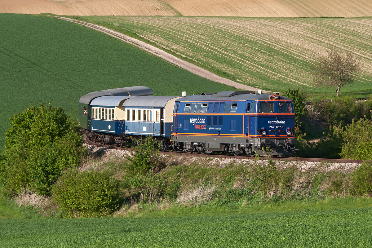 2143 062 mit dem ersten  Nostalgieexpress Leiser Berge  des Jahres 2017, am 06.05.2017 kurz vor Würnitz-Hetzmannsdorf.
