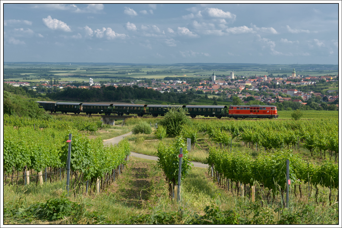 2143 70 vom Verein Neue Landesbahn mit dem letzten Reblausexpress 16974 am 3.6.18 auf der Fahrt nach Drosendorf mit Blick auf Retz. Diese herrliche Stelle geht eigentlich nie ideallichtig, da der letzte Zug des Reblausexpress Retz zu früh für ein optimales Foto verlässt. Optimal wäre das Licht um die Sonnenwende und kurz vor Sonnenuntergang.