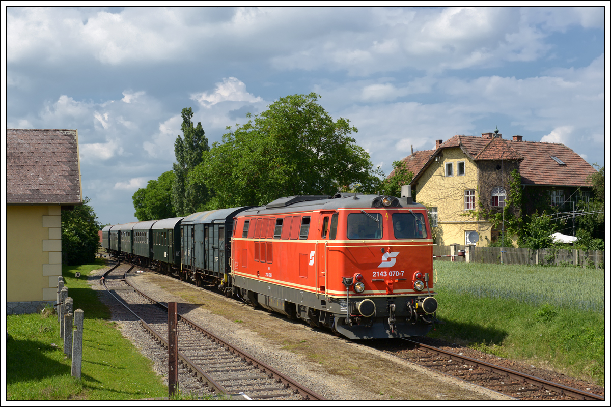 2143 70 vom Verein Neue Landesbahn mit dem Reblausexpress 16973 von Drosendorf nach Retz am 3.6.2018 bei der Durchfahrt in Zissersdorf.