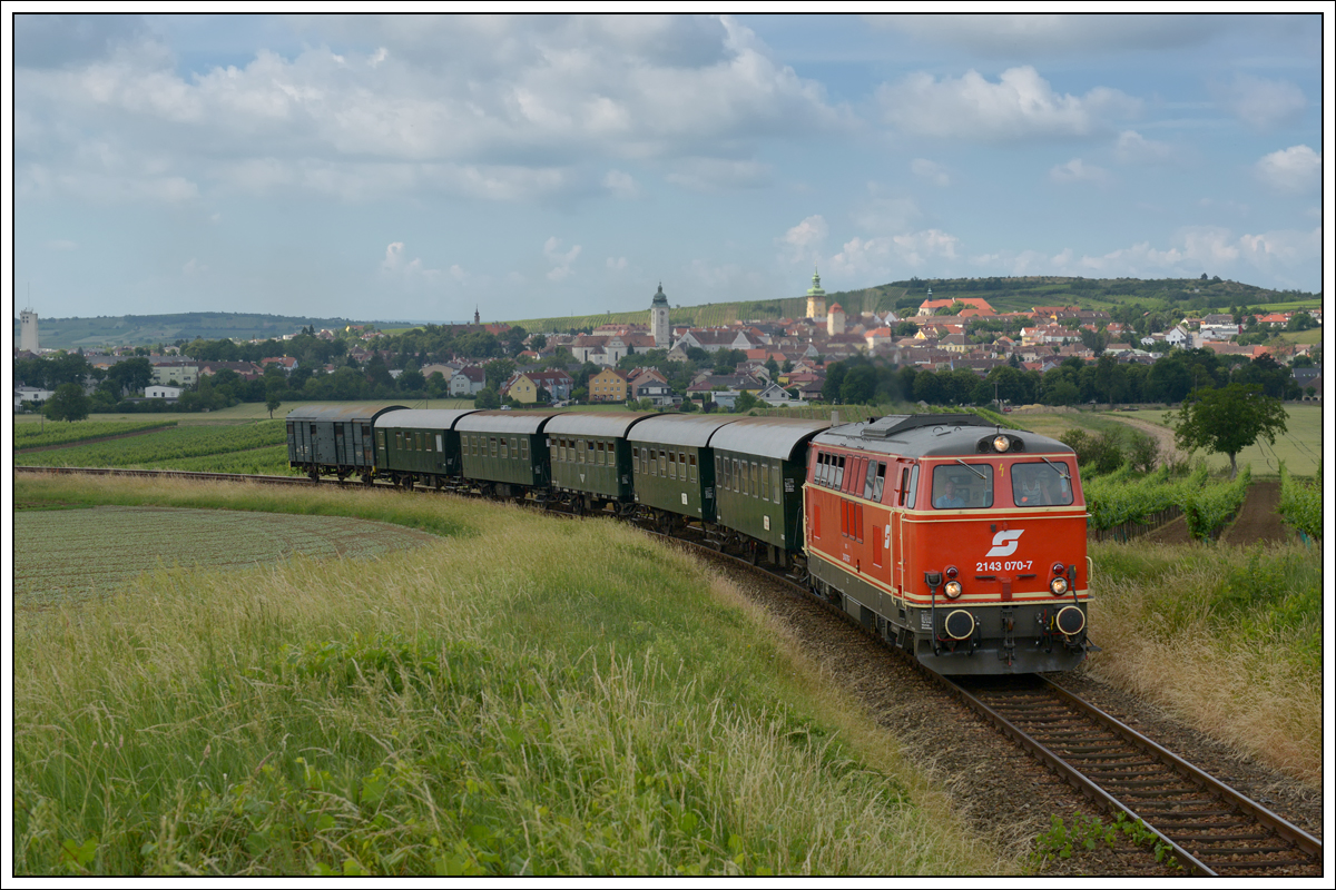 2143 70 vom Verein Neue Landesbahn mit dem Reblausexpress 16970 von Retz nach Drosendorf am 3.6.2018 mit Blick auf Retz.