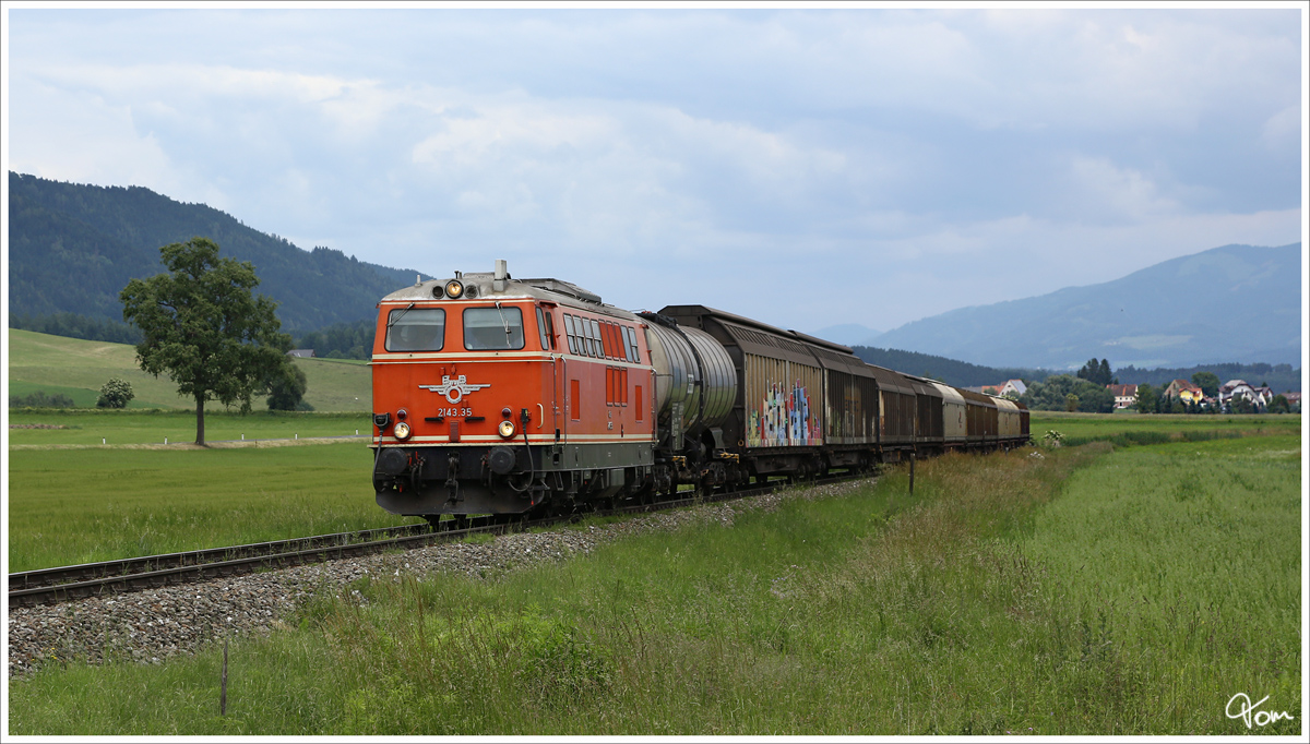 2143.035 bewies gestern eindrucksvoll das sie noch lange nicht zum alten Eisen gehört, hier mit dem Güterzug 63514 von Zeltweg nach Pöls. 
17.6.2014