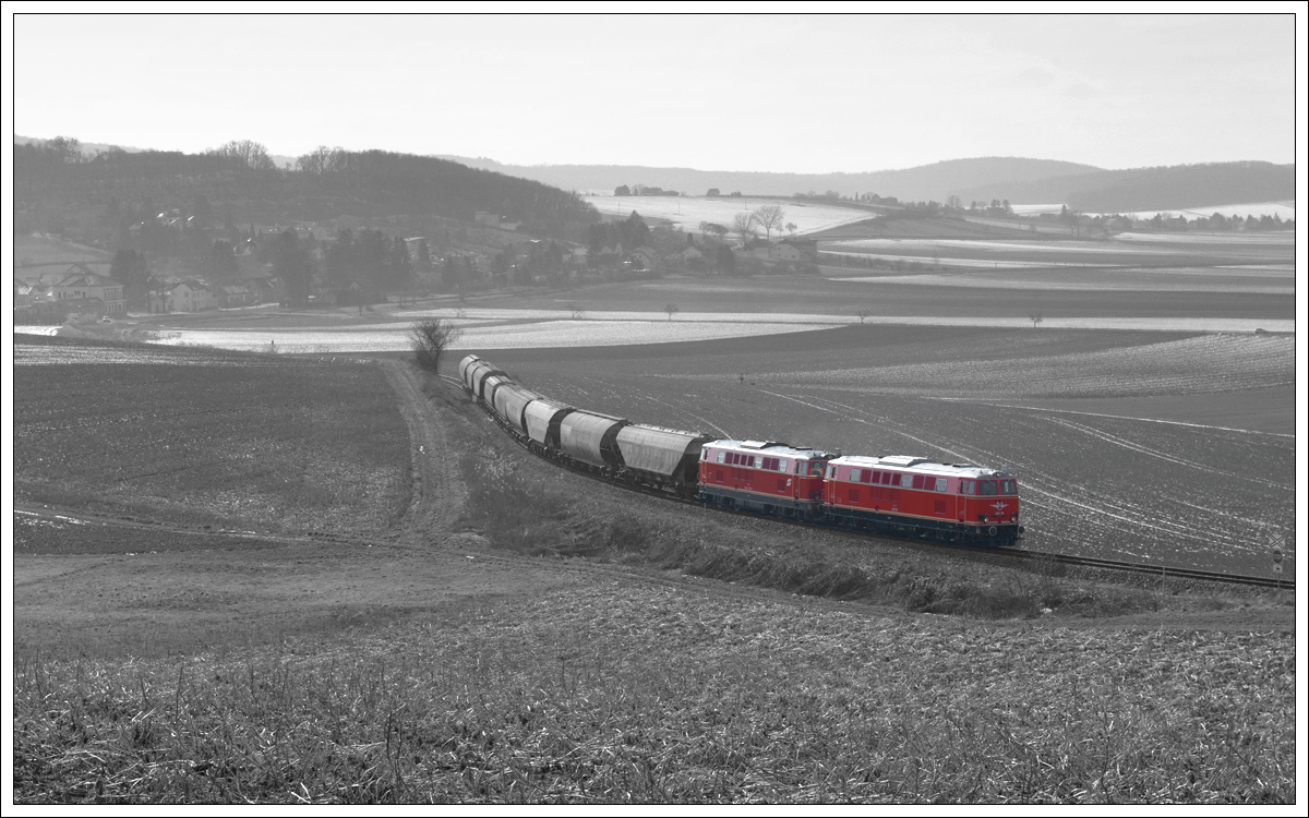 2143.56 und 2143 070 vom Verein Neue Landesbahn am 25.2.2018 mit einem leeren Getreidezug von Korneuburg nach Ernstbrunn unterwegs, aufgenommen kurz nach Mollmanndsdorf.